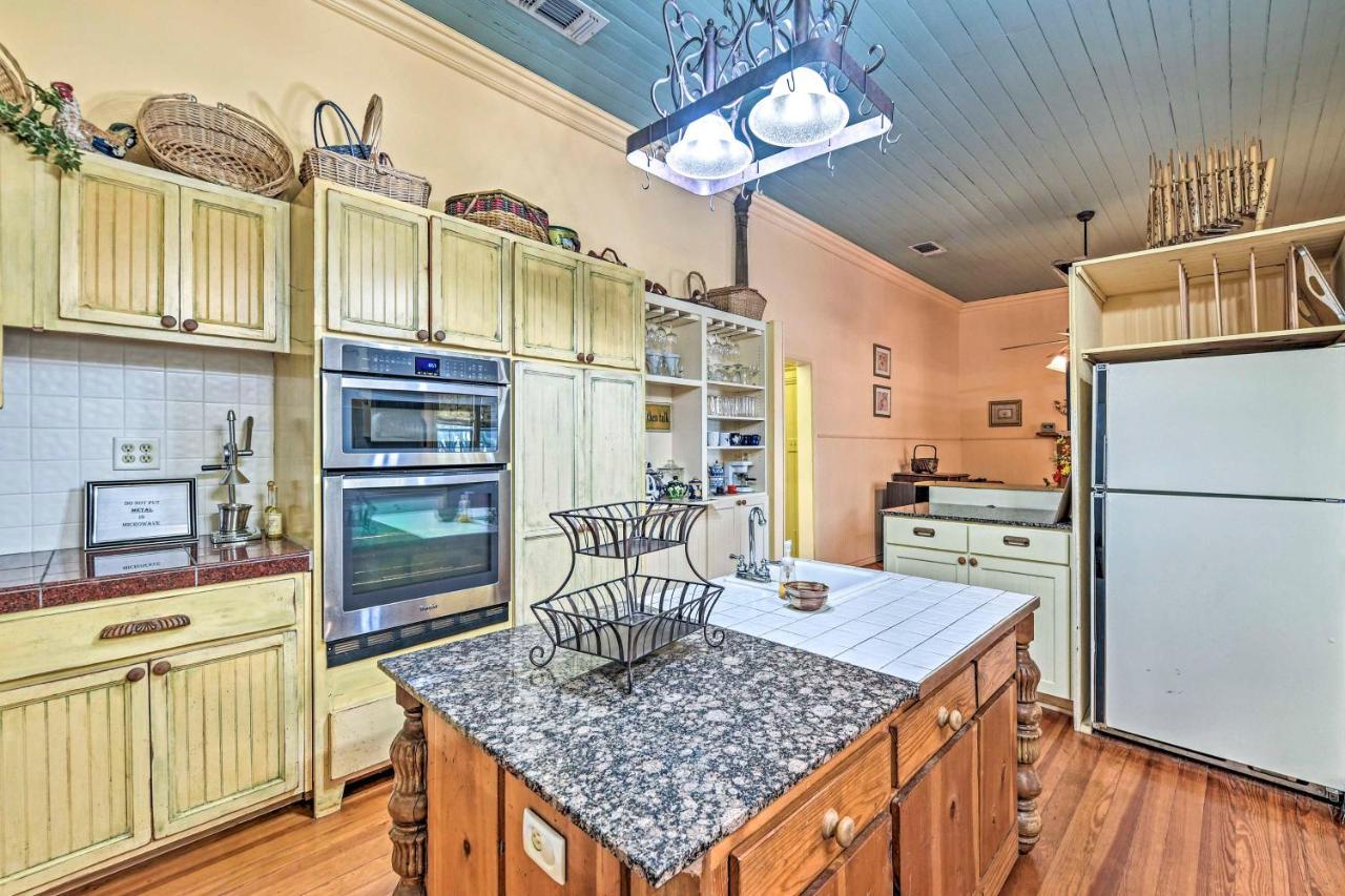 The Lilly House Historic Glen Rose Home With Porch! Bagian luar foto