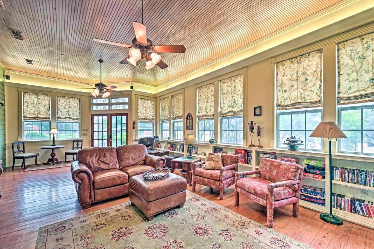 The Lilly House Historic Glen Rose Home With Porch! Bagian luar foto