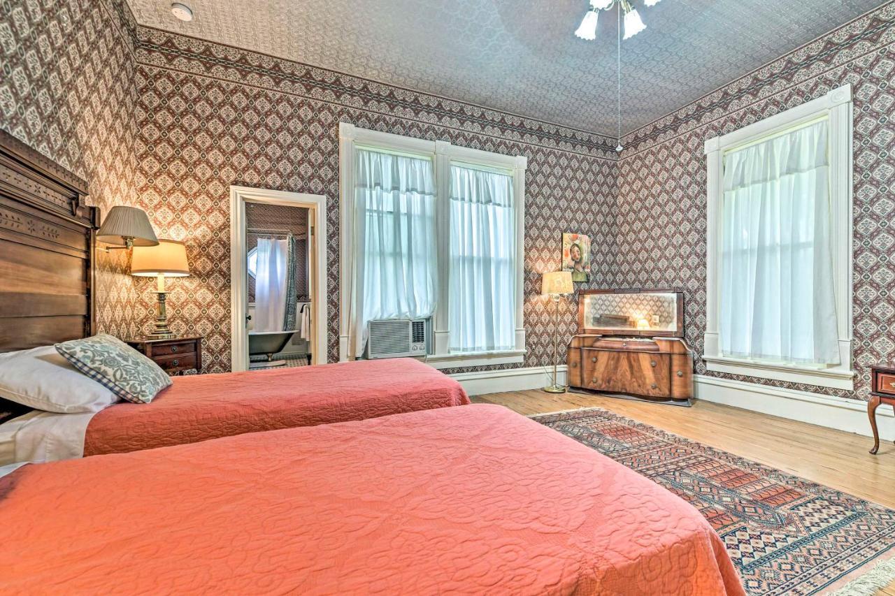 The Lilly House Historic Glen Rose Home With Porch! Bagian luar foto