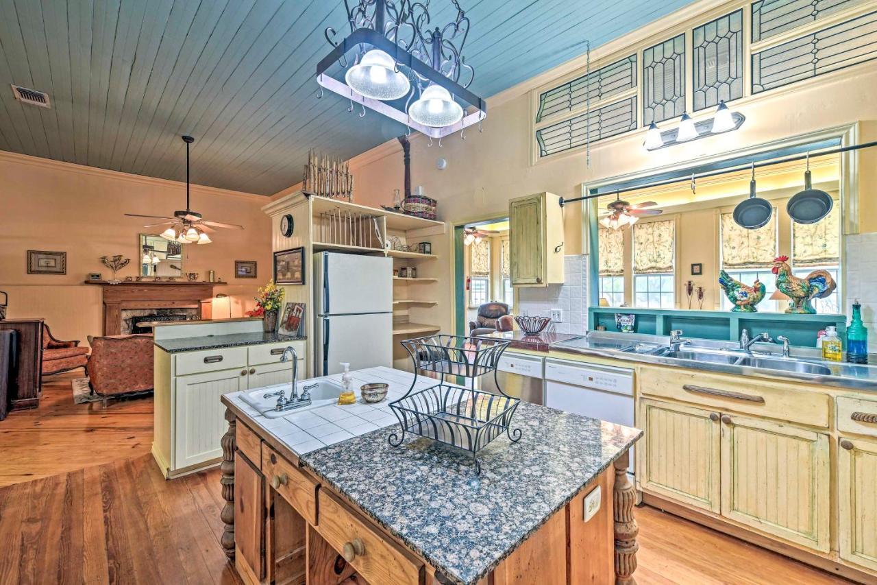 The Lilly House Historic Glen Rose Home With Porch! Bagian luar foto